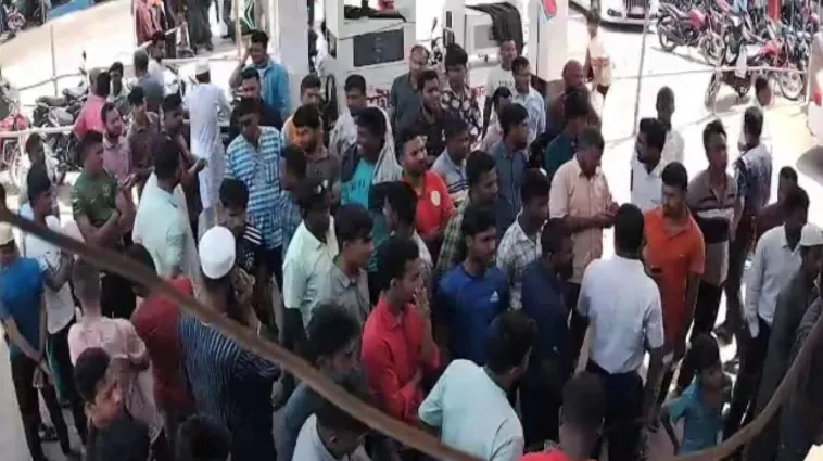 ১০০ টাকার পেট্রোল দিতে ইউএনওর নির্দেশ, বাইকারদের বিক্ষোভ